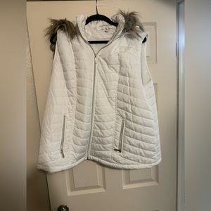 Sleeveless puffer jacket